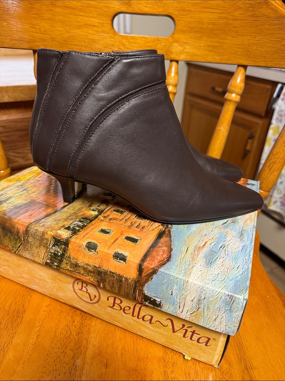 Bella Vita NWB 7WW Dark Brown Leather Ankle Booties Kitten Heel